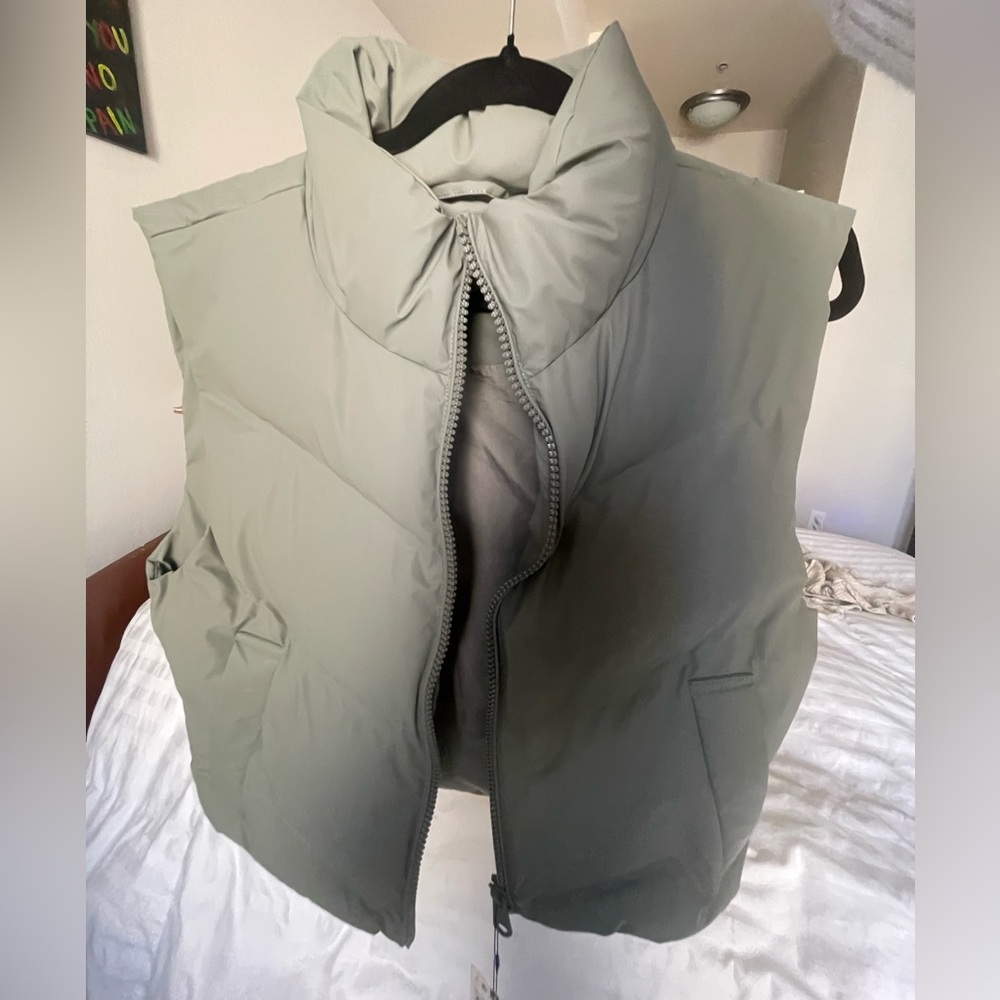 NWT Zara green zip up puffer vest